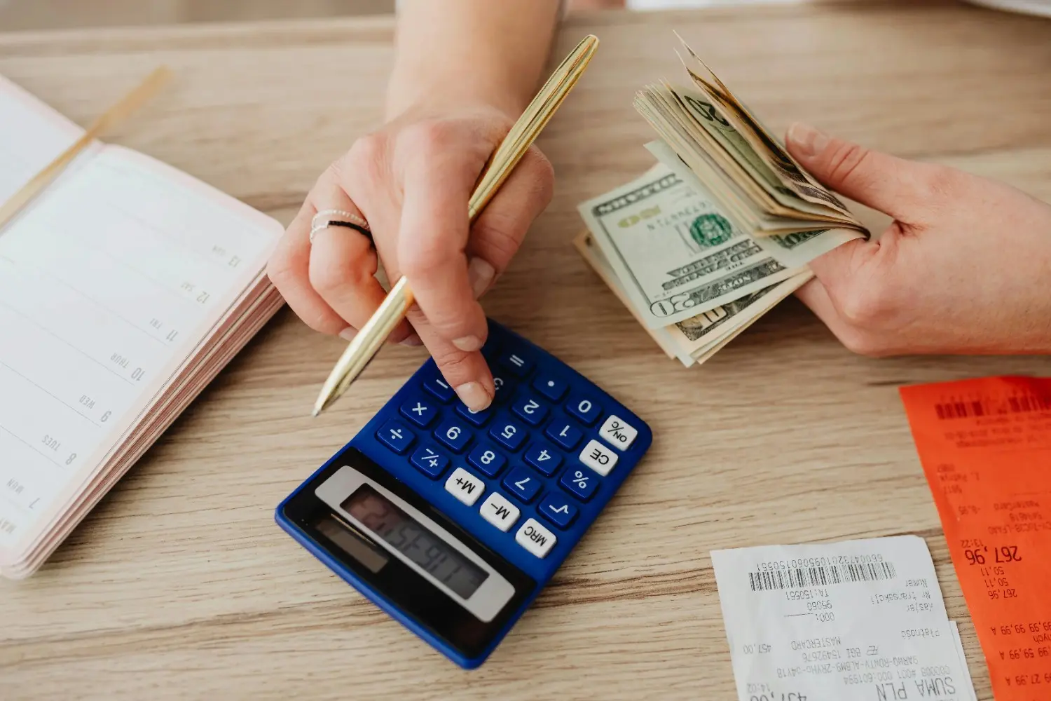 Monthly budget plan with income and expenses