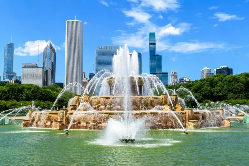 Buckingham Fountain in Grant Park with the Chicago skyline