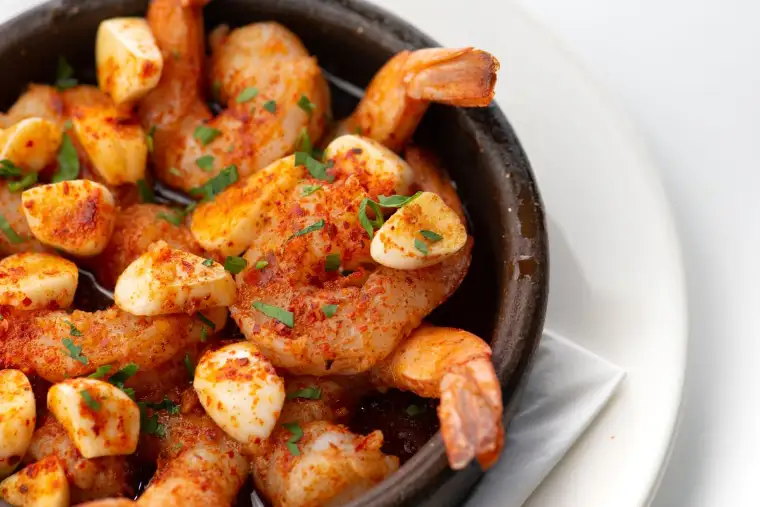 Garlic shrimp in a bowl, like the plates at North Shore shrimp trucks, north shore oahu restaurants
