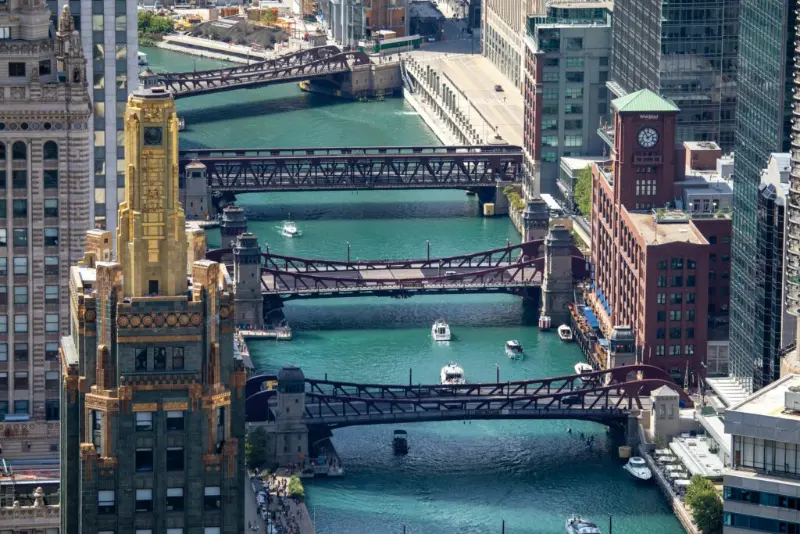 Bridges crossing the Chicago River in River North