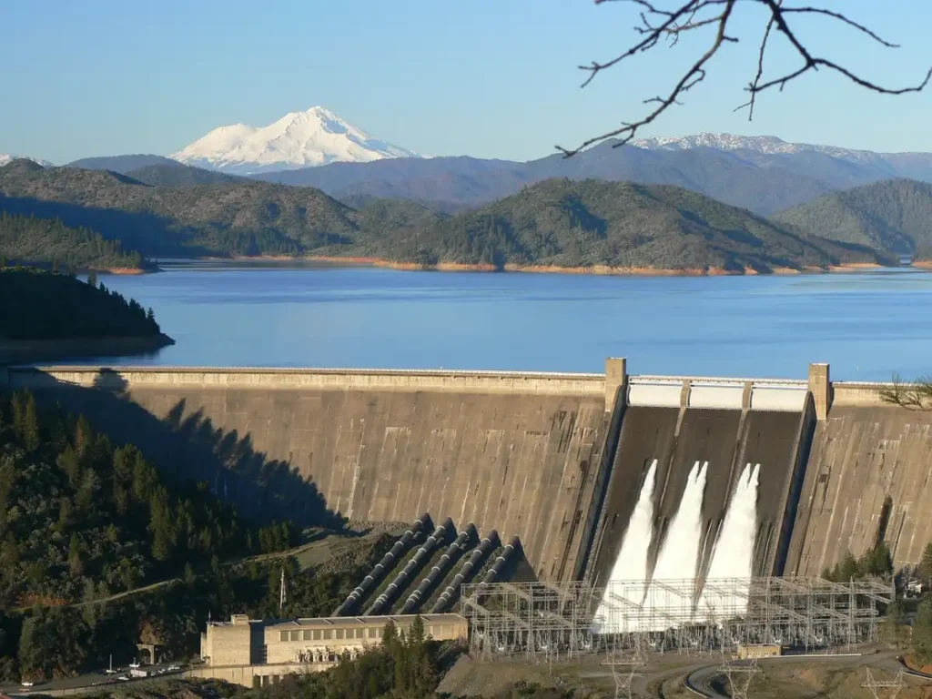 Lake Shasta near the caverns